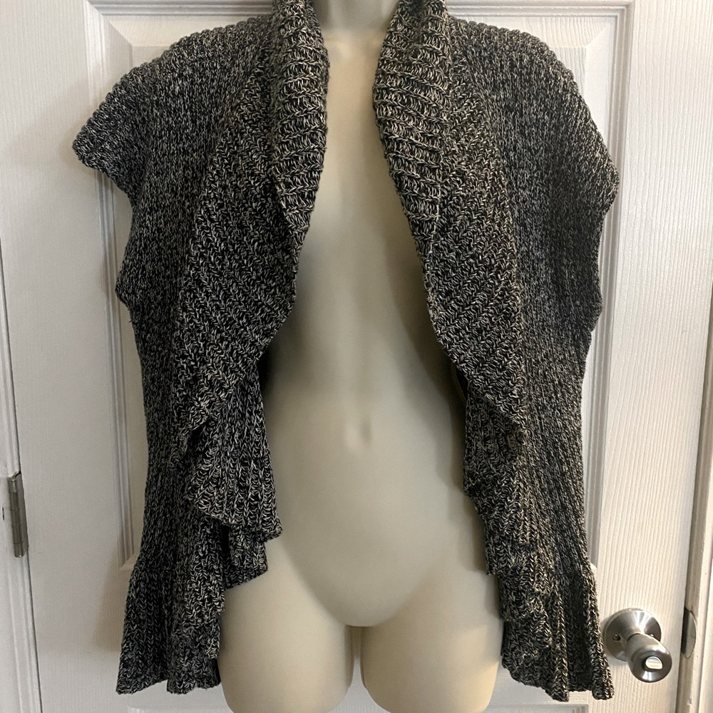 Sleeveless sweater with flowing bottom